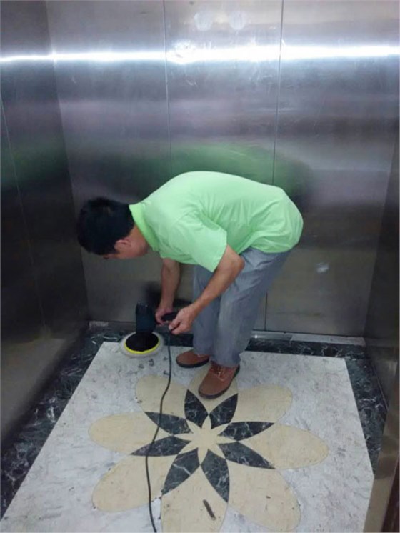 明捷电梯桥箱打蜡服务现场