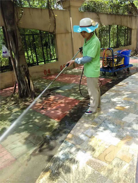 明捷高压枪冲洗路面服务现场